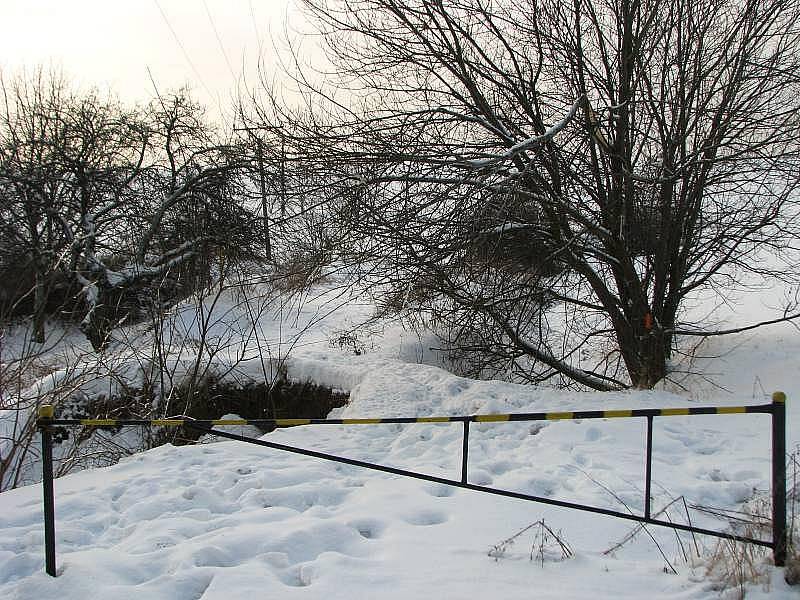 Dobrovolné hasiče v Sulimově trápí, že se autem nemohou dostat k tamní vodní nádrži, dříve užívané jako koupaliště. Po mostě totiž zbyly jen pozůstatky.