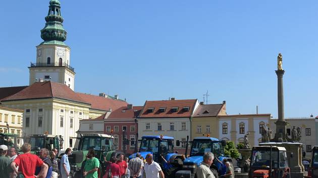 Kroměřížské náměstí zaplnily traktory.