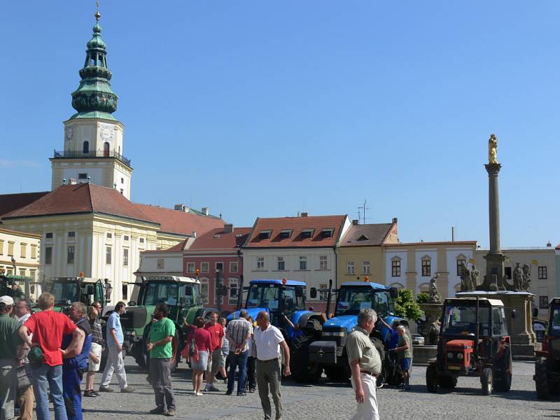 Kroměřížské náměstí zaplnily traktory.