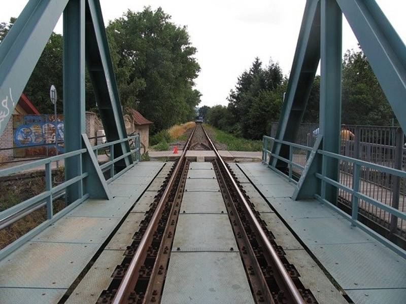 V Kroměříži se v neděli 19. července odpoledne srazil sedmnáctiletý cyklista s osobním vlakem: jako zázrakem vyvázl ze srážky pouze s lehčím zraněním.