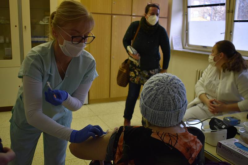 Očkovací místo v Kroměřížské nemocnici. První očkování seniorů 20. ledna 2021.