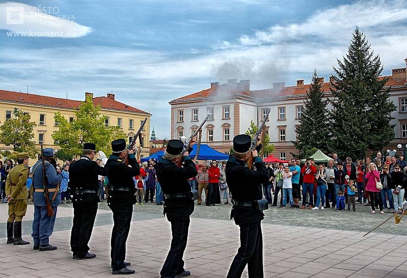 V Kroměříži se v sobotu 3. října konal Den uniformovaných sborů, který nabídl přehlídku historické i současné vojenské techniky nebo bitvu o Zborovský most.