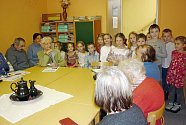 Pečovatelský dům v Hulíně navštívily děti ze školní družiny.