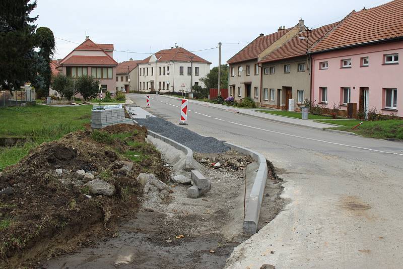 Rekonstrukci obou úseků chodníků plánují v Lutopecnách dokončit do poloviny listopadu..