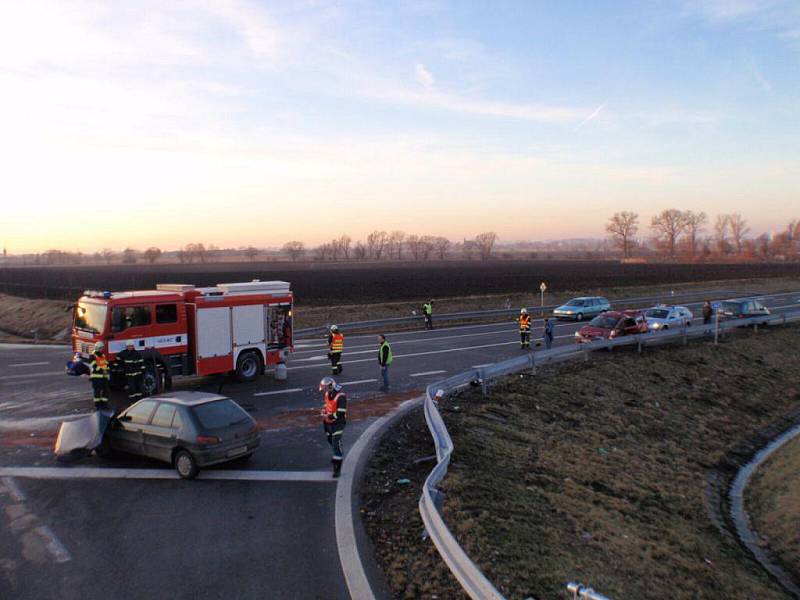 Na křižovatce u Bezměrova k další dopravní nehodě dvou osobních aut zn. Dacia a Peugeot.