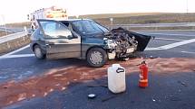 Na křižovatce u Bezměrova k další dopravní nehodě dvou osobních aut zn. Dacia a Peugeot.