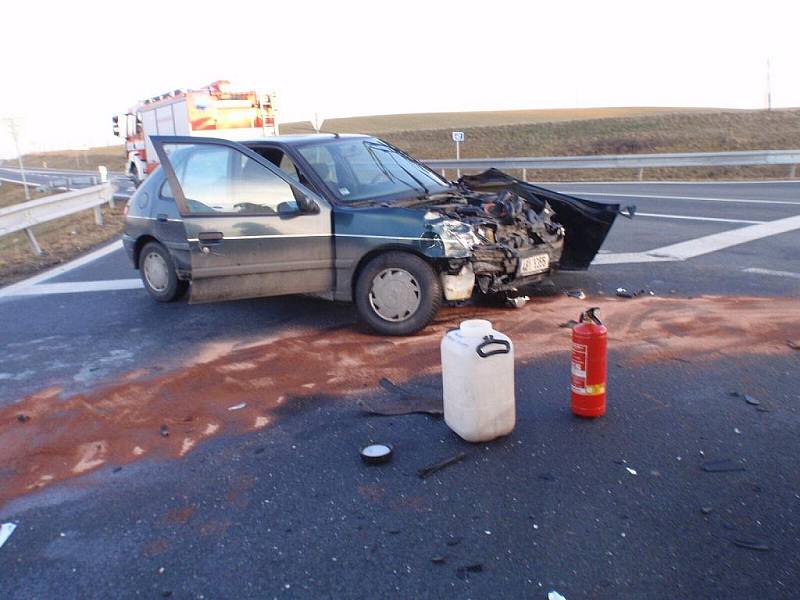 Na křižovatce u Bezměrova k další dopravní nehodě dvou osobních aut zn. Dacia a Peugeot.