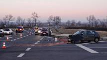 Na křižovatce u Bezměrova k další dopravní nehodě dvou osobních aut zn. Dacia a Peugeot.