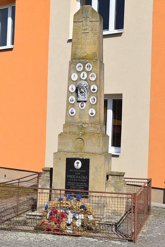 Pačlavice se nachází asi 17 kilometrů jihozápadně od Kroměříže, na samé hranici Zlínského kraje. Pod Pačlavice spadají také Pornice a Lhota.