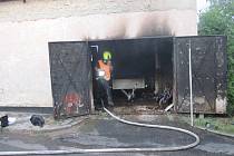 V obci Roštění propukl požár v garáži.
