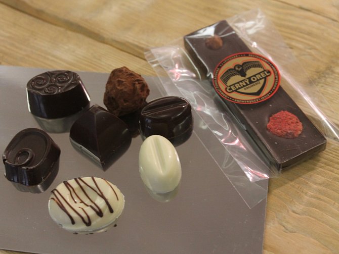 Foyer kroměřížského Domu Kultury provoněly pralinky a různé čokoládové výrobky: své výrobky během sobotního odpoledne nabízely čokoládovny z Kroměříže ale i z jiných koutů republiky.