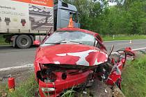Ze zdemolovaného auta museli devětapadesátiletého řidiče vyprostit hasiči. Vzhledem k rozsahu zranění byl transportován vrtulníkem do brněnské nemocnice. 