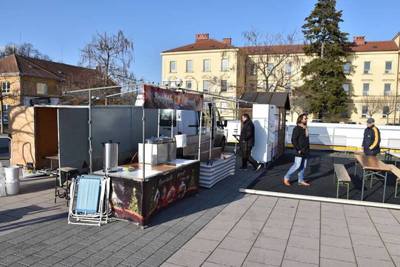 Venkovní ledová plocha na Hanáckém náměstí v Kroměříži.