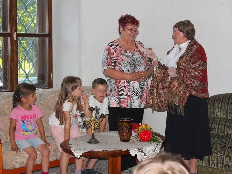 Školáci ze Zdounek a okolí se vypravili ve stopách Marie von Ebner Eschenbach, aby se dozvěděli o detailech z jejího života a seznámili se s jejími díly. Zbyl také čas na hry, opékání špekáčků a další aktivity, noc pak děti strávily stylově na zámku.