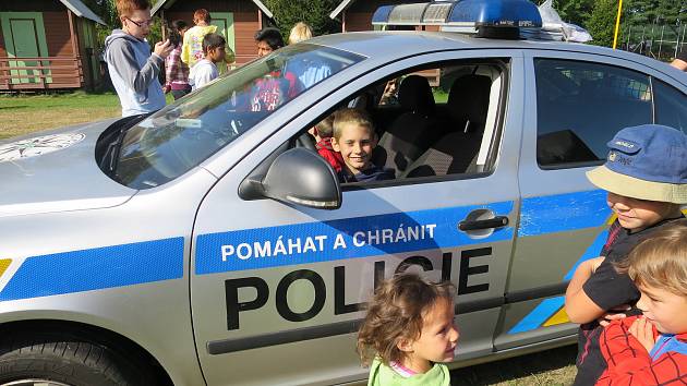 Prázdninový dětský tábor v rekreačním areálu Kamínka nedaleko Roštína navštívili poslední srpnový týden kroměřížští policisté.
