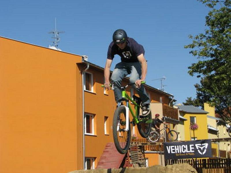 Závodem na MTB a BMX kolech zahájili v Kroměříži na Purkynově ulici provoz bikeparku. Součástí akce byla i soutěž o nejlepší trik-skok do molitanu.