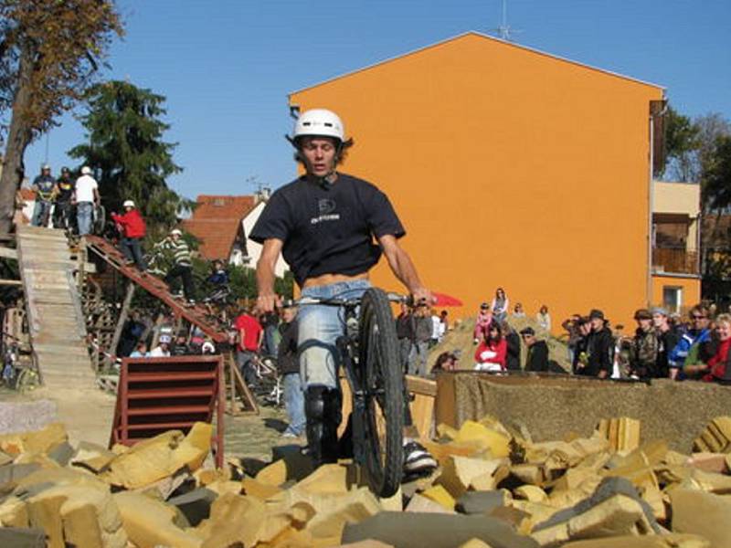 Závodem na MTB a BMX kolech zahájili v Kroměříži na Purkynově ulici provoz bikeparku. Součástí akce byla i soutěž o nejlepší trik-skok do molitanu.