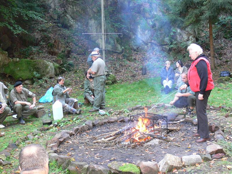 Trampské rozloučení s létem uspořádala v sobotu 6. října 2012 obec Kostelany ve spolupráci s trampy Kroměřížští kamarádi v prostředí Adamovy rokle, které se nachází v Chřibech.  