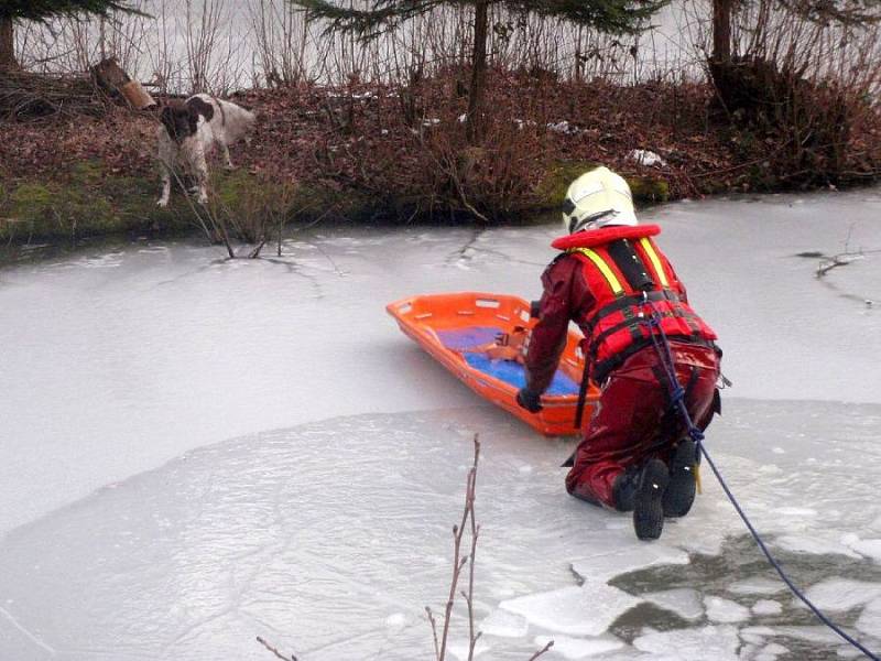 Záchrana psa ze zamrzlého rybníka na Rusavě