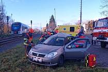 Dva zraněné si vyžádal páteční střet vlaku a osobního auta na železničním přejezdu v Bystřici pod Hostýnem na Kroměřížsku.