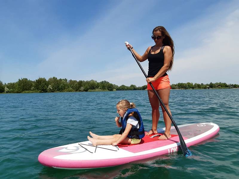 Zábava na vodě - jízda na paddleboardech.