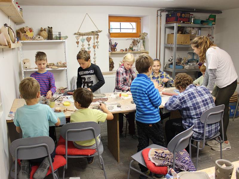 V rámci prázdninového keramického dárkohraní si děti v bystřickém Včelíně mohli vytvořit třeba první vánoční dárky.
