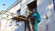 Nová fasáda na budově bývalé obecní školy v Divokách, místní části Zdounek, by měla být hotová do konce roku.