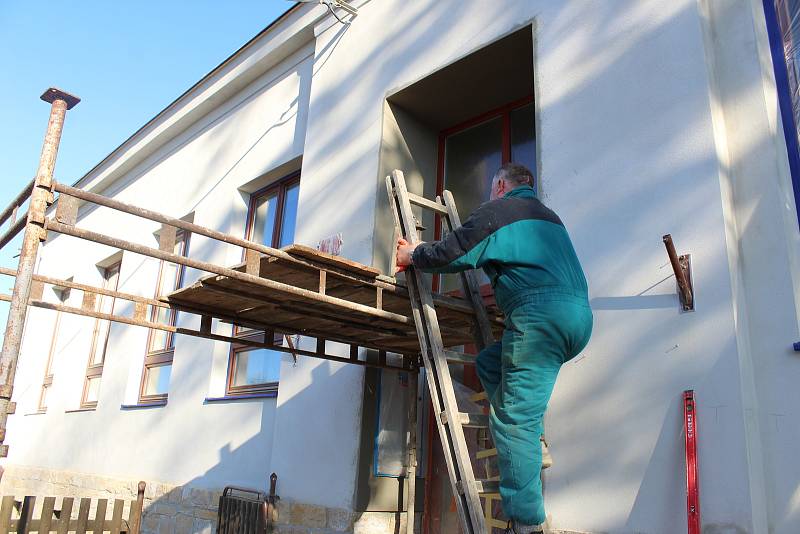 Nová fasáda na budově bývalé obecní školy v Divokách, místní části Zdounek, by měla být hotová do konce roku.