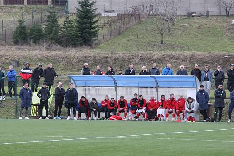 Fotbalisté druholigové Kroměříže (červenobílé dresy) v posledním přípravném zápase porazili Zlín B 2:0.
