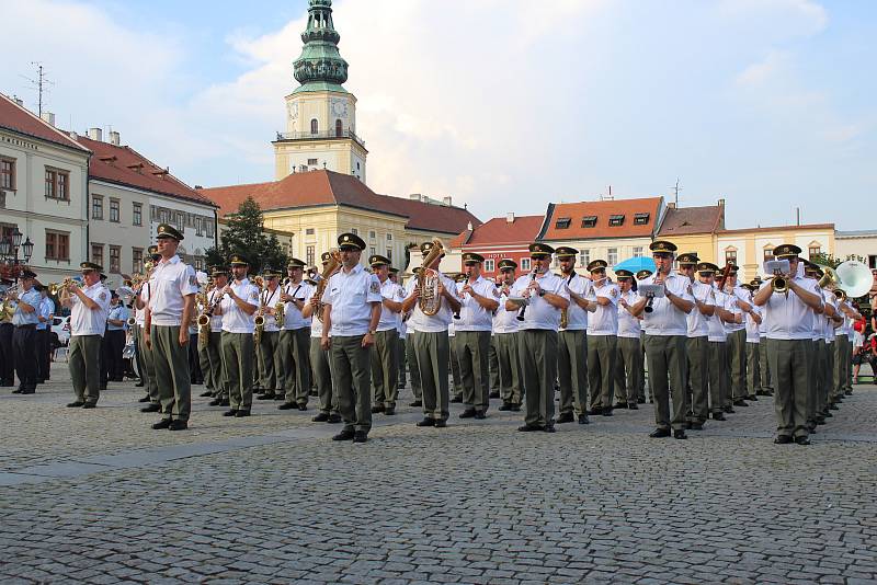 Mezinárodní festival vojenských hudeb na Velkém náměstí v Kroměříži 2019