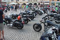 Čtrnáctý ročník Motostopy zahájili milovníci rychlých strojů v sobotu odpoledne na Velkém náměstí v Kroměříži. Spanilé jízdy do Věžek se zúčastnilo zhruba 130 motorek.