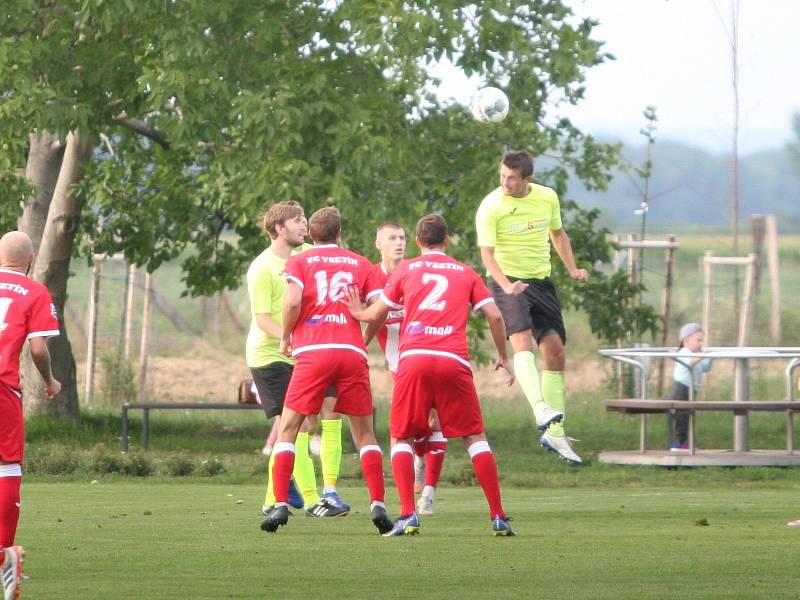 Divizní fotbalisté Skaštic (v zeleném) v úvodním kole skupiny E doma smolně podlehli Vsetínu 0:1. Jediná branka padla v samém závěru duelu.