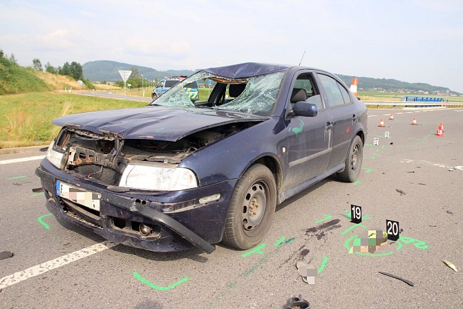 Osobní automobil Škoda poškozený při srážce s motocyklistou u Holešova; čtvrtek 22. června 2023