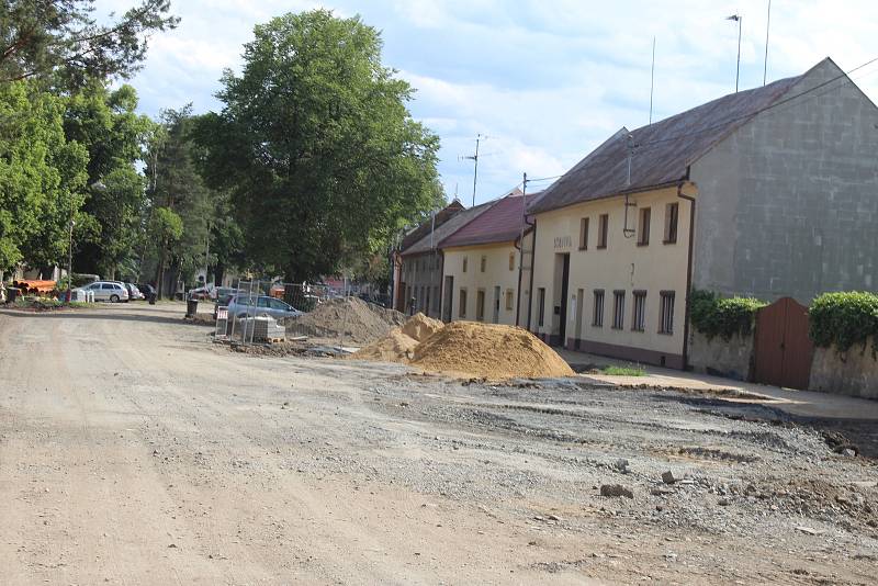 Opravy ulice 6. května v Holešově jsou v plném proudu a hned tak neskončí: pracuje na nich totiž rovnou několik firem s různými úkoly.