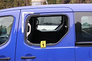 Neznámý zloděj v Holešově rozbil okno auta a ukradl notebook.