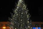 Slavnostního rozsvícení vánočního stromu v Bystřici pod Hostýnem se během pátečního podvečera ujal tamní starosta Zdeněk Pánek. Děti pak na náměstí přivítaly taky Mikuláše s čerty a andělem.