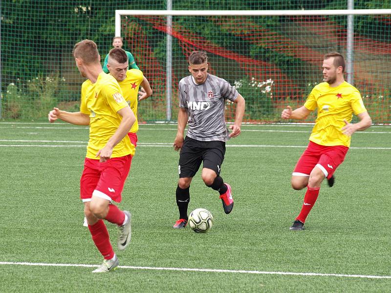 Fotbalisté Kroměříže (ve žlutých dresech) v pátečním přípravném zápase prohráli v Hodoníně 1:3.