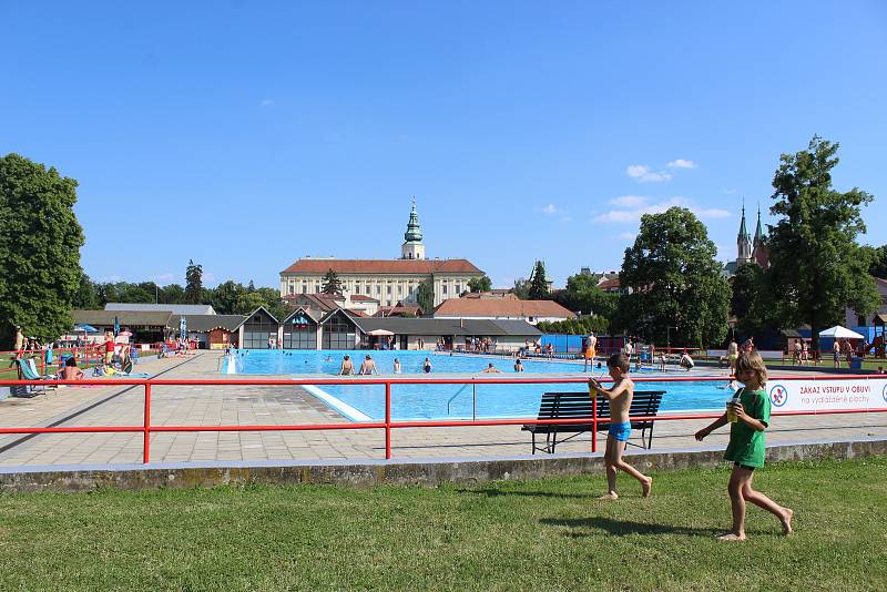 Po chropyňském koupališti na sebe nenechala dlouho čekat ani kroměřížská Bajda, která otevřela ve čtvrtek 1. června. Druhý den po otevření tolik návštěvníků nepřilákala, možná to ale změní sobota, která má být dalším horkým dnem.