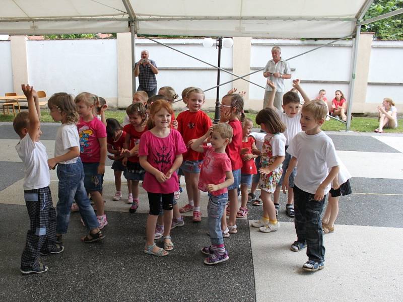 V sobotu se v Rymicích na Kroměřížsku slavilo. A to 660 let od založení obce a 120 let o založení místní základní školy. Na slavnostech předvedli své taneční umění i tamní žáci.