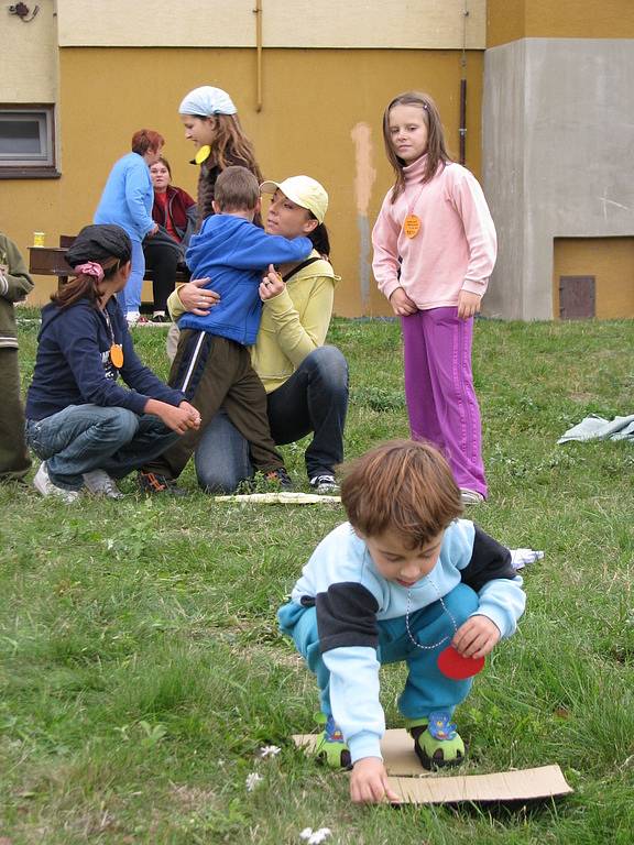 V Azylovém domě pro matky s dětmi v Kroměříži se ve čtvrtek 2. října 2008 konal Sportovní den pro děti.