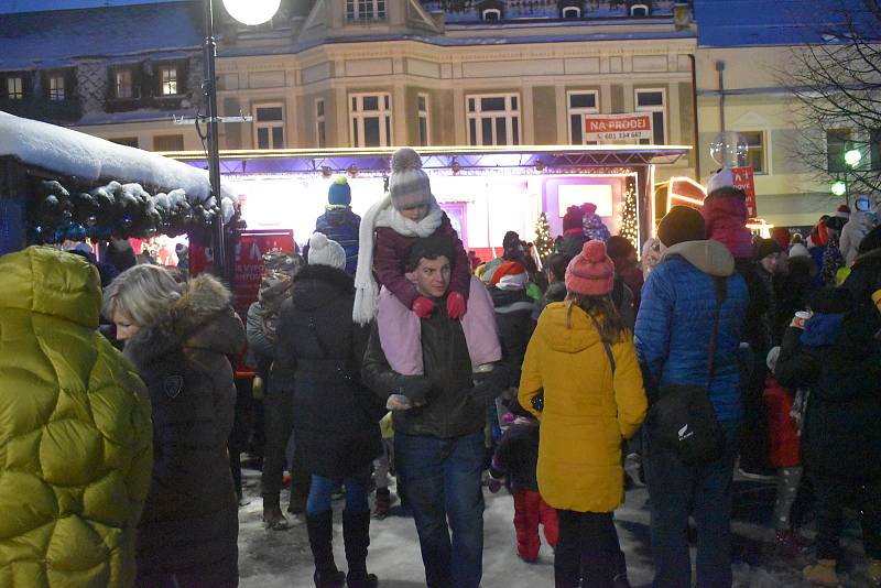 Coca-Cola kamion na náměstí Dr. E. Beneše v Holešově, 17. 12. 2022.