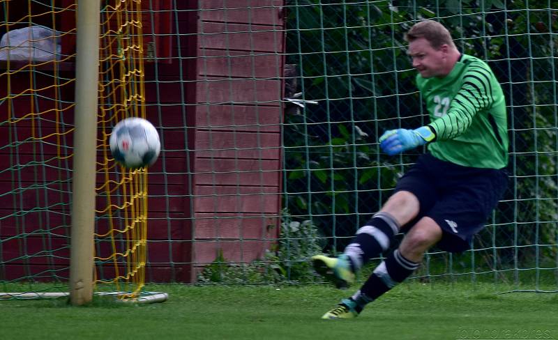 Rezerva fotbalistů Skaštic v 7. kole okresního přeboru porazila doma Břest (ve žlutém) 3:0.