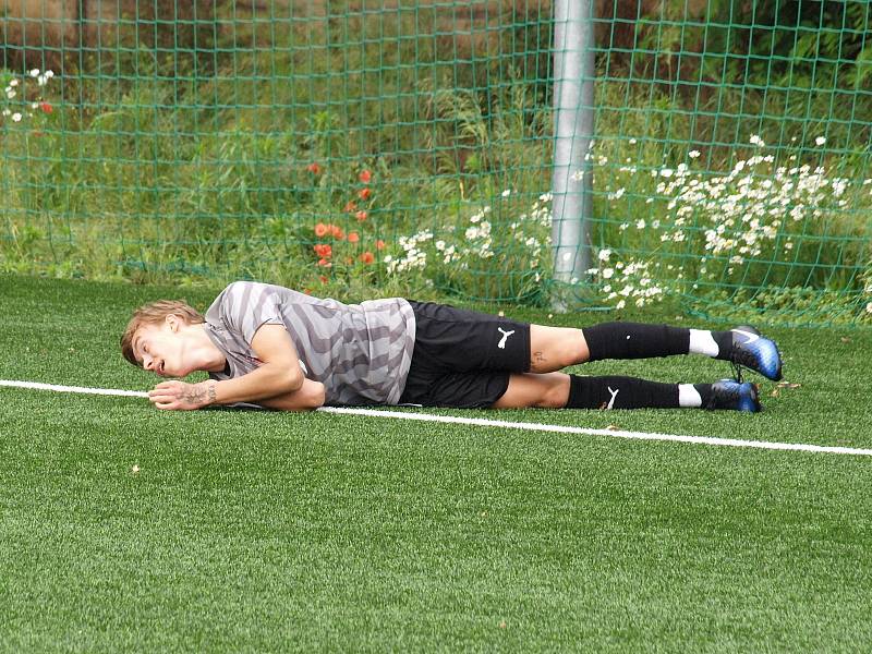 Fotbalisté Kroměříže (ve žlutých dresech) v pátečním přípravném zápase prohráli v Hodoníně 1:3.