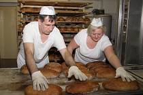 Už dvacet dva let peče rodinná firma Františka Králíka v Třeběticích domácí žitno-pšeničný chléb.