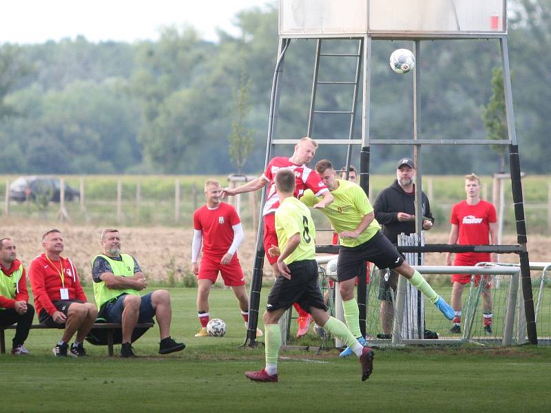 Divizní fotbalisté Skaštic (v zeleném) v úvodním kole skupiny E doma smolně podlehli Vsetínu 0:1. Jediná branka padla v samém závěru duelu.