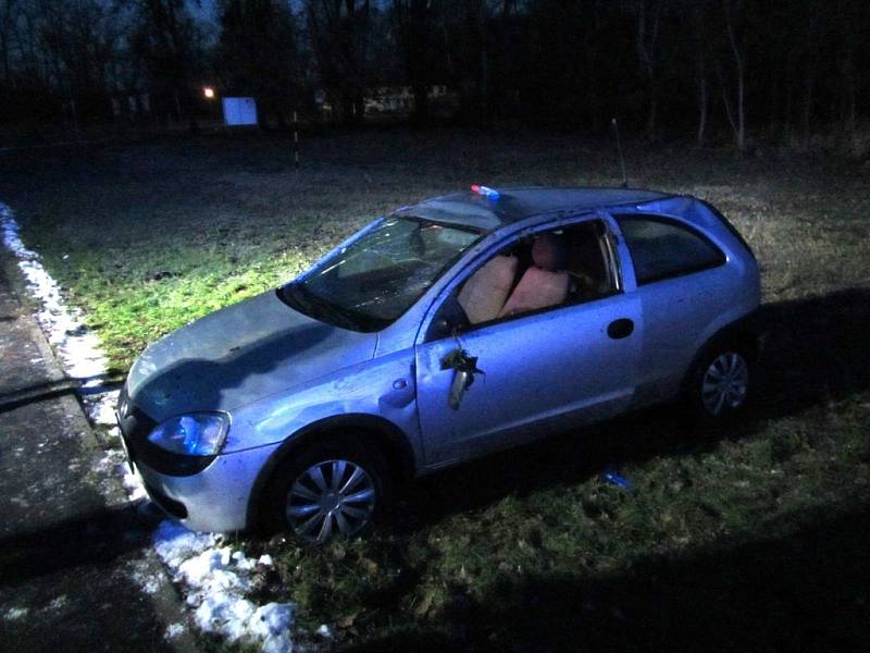 U Kvasic skončilo ráno na střeše auto i s řidičkou