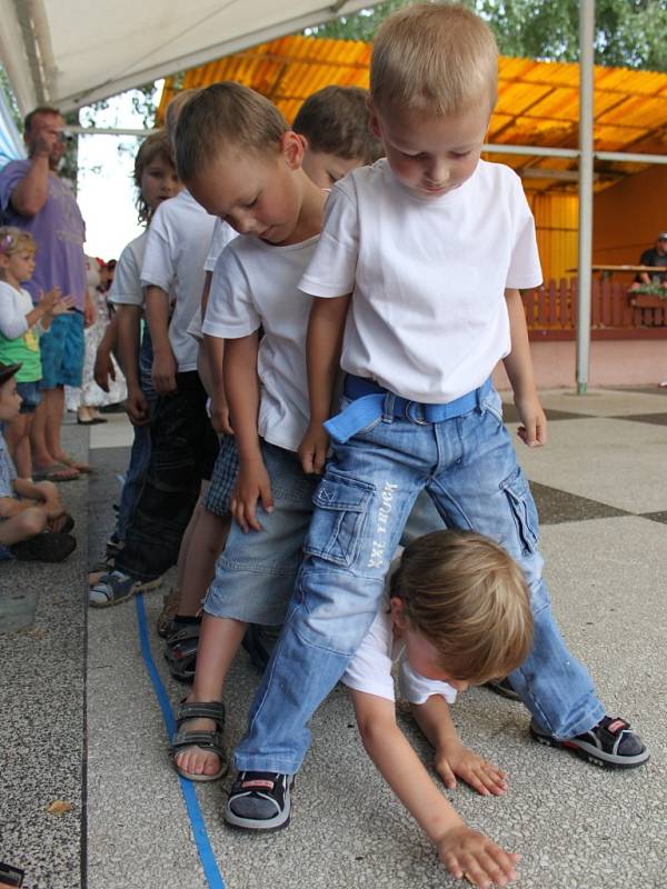 V sobotu se v Rymicích na Kroměřížsku slavilo. A to 660 let od založení obce a 120 let o založení místní základní školy. Na slavnostech předvedli své taneční umění i tamní žáci.