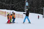 Troják, jediný aktuálně fungující ski areál, přilákal i ve čtvrtek dopoledne desítky milovníků lyžování. Na svahu se to hemžilo jak těmi ostřílenými, kteří spíše trénují na vyšší hory, tak i nejmenšími lyžaři.