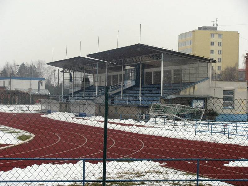 V létě opraví fotbalovou tribunu v Chropyni. Práce budou spočívat v zateplení obvodových stěn pláště a střechy, výměně oken a dveří.