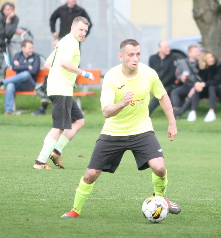 Divizní fotbalisté Skaštic (ve žlutém) vyhráli potřetí v posledních čtyřech duelech. V sobotu porazili Bzenec 3:0.